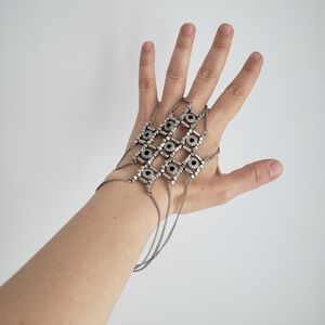 Metallic handlet: hand and finger jewelry